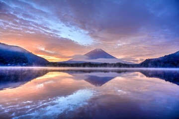 精進湖で見た幻想的な富士山の朝焼け情景＠山梨