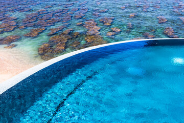 piscine à débordement  en bordure de lagon