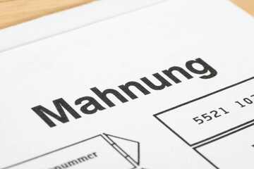 Obraz premium Nahaufnahme von einer Mahnung