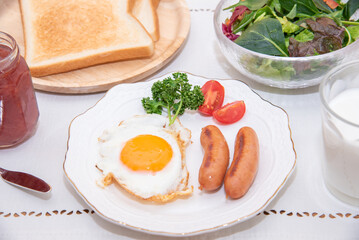 半熟の目玉焼きとウインナーのモーニングセット