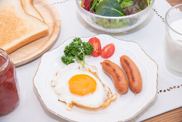 半熟の目玉焼きとウインナーのモーニングセット