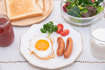 半熟の目玉焼きとウインナーのモーニングセット