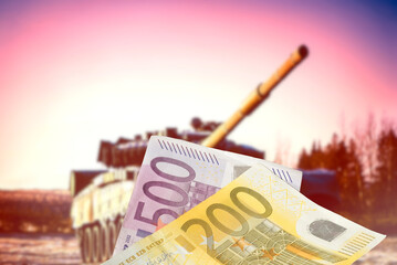 Ein Panzer und Euro Geldscheine