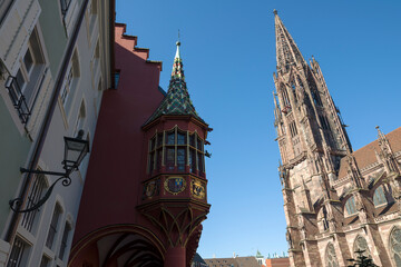 Fototapeta premium Freiburger Münster und Erker des Historischen Kaufhauses