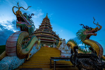 Fototapeta premium background of one of the major tourist attractions in Chiang Rai province of Thailand (Wat Huay Pla Kang) has Buddha statues, GudinnestatynTempel,tourists always come to make merit and take photos
