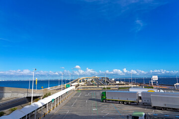 水平線に向かう道路