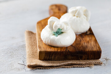 Burrata latticini della regione Puglia a base di mozzarella