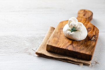 Burrata latticini della regione Puglia a base di mozzarella