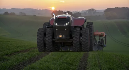 Deurstickers Autonome landbouwtractor tijdens veldwerk © Mike Mareen