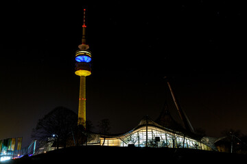 Münchener Olympiaturm in ukrainischen Farben
