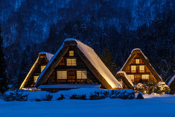 雪が降る冬の世界遺産　白川村ライトアップ