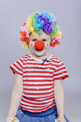 Kleines Mächen als CLown verkleidet