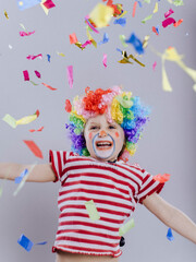 Kleines Mächen als CLown verkleidet