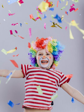 Kleines M&auml;chen als CLown verkleidet