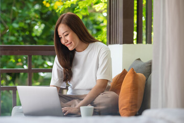 Obraz premium Portrait image of a young woman using laptop computer for working or studying online at home