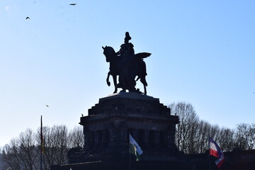 Kaiser Wilhelm Statue am deutschen Eck in Koblenz - Moselseite in Profilansicht