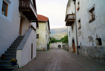 Fototapeta premium Quaint narrow old streets of Glurns (Glorenza, Vinschgau or Vintschgau, South Tyrol, Italy)