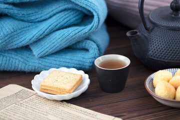 Hot tea and refreshments live a leisure life in the cold winter