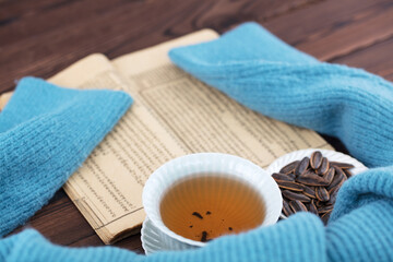 Drinking tea in winter to keep out the cold and leisure life