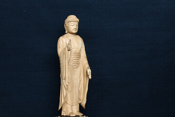 日本仏教の阿弥陀如来立像黒バック2