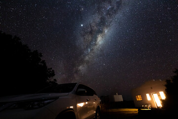 Langzeitaufnahme unserer Milchstraße samt galaktischer Nebel und unzähliger Sterne aus Südafrika, Kruger Nationalpark