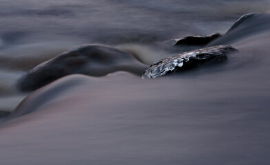 Obraz premium Water running freely over stones in rapids