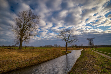 Nuthegraben bei Wietstock - Landschaft im Herbst vor bewölktem Himmel