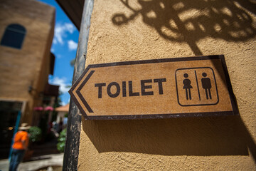 Toilet sign on the wall