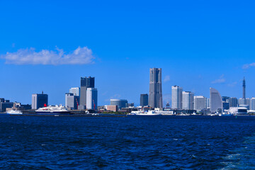 Fototapeta premium 横浜港と横浜みなとみらいのビル群（2021年4月）