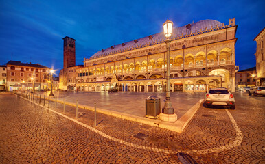 Padwa, rynek Piazza delle Erbe, średniowieczny ratusz pałac Palazzo della Ragione