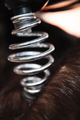 Sprężyna pod siedzeniem motocykla typu chopper oraz skóra dzika © Katarzyna