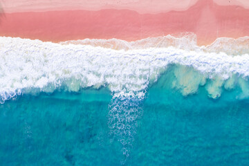 Luftbild von Phuket Meer und rosa Sandstrand in der Sommersaison Erstaunlicher Meeresstrand mit Meereswellenschäumen Schöne Draufsicht auf die schöne Meeresoberfläche Konzept Urlaub Sommer Hintergrund Reiseziel