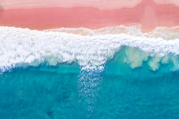 Gartenposter Luftaufnahme Strand Luftbild von Phuket Meer und rosa Sandstrand in der Sommersaison Erstaunlicher Meeresstrand mit Meereswellenschäumen Schöne Draufsicht auf die schöne Meeresoberfläche Konzept Urlaub Sommer Hintergrund Reiseziel