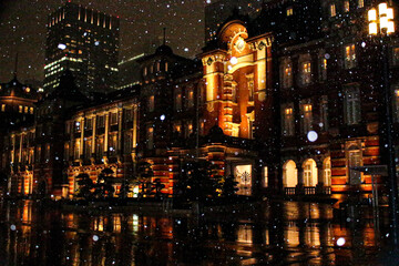 雪降る夜の東京駅
