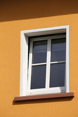 Neues Sprossenfenster aus Kunststoff an einem Altbau