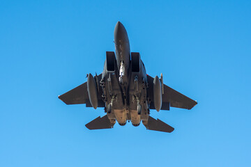 Avión de combate F-15 aterrizando