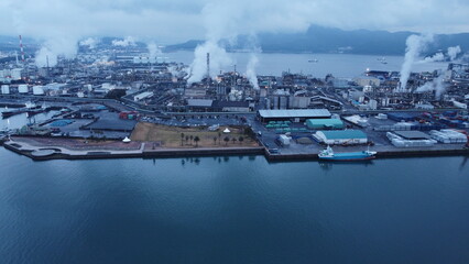 地球とコンビナート！キラキラ光る夕日と海　山口県周南市