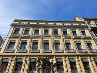 immeuble en ville plan large