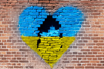 Herz in Ukrainischen Farben auf Mauer mit Einschlag