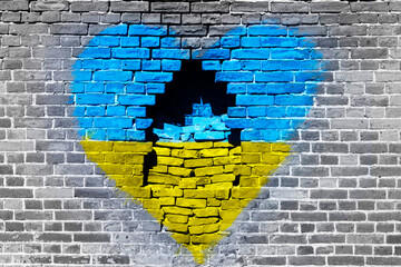 Herz in Ukrainischen Farben auf Mauer mit Einschlag