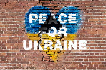 Ukrainische Flagge auf Mauer mit Einschlag