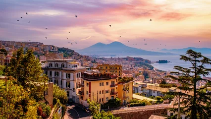 Poster Prachtig uitzicht over de stad Napels met de Vesuvius bij zonsondergang © Tommaso Lizzul