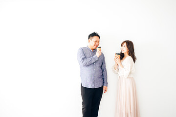 二人でコーヒーを飲む若い男女