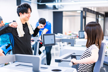 ジムでトレーナーの指導を受ける若い女性