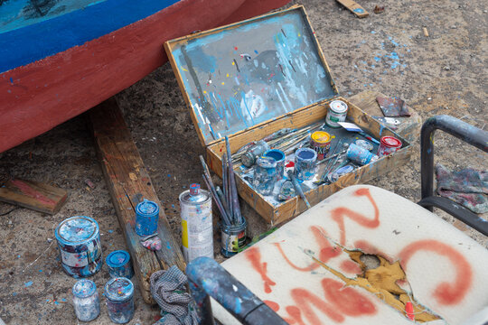 Pittura a mano su barca in sicilia