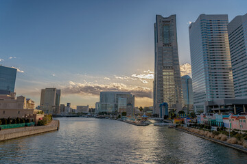 Fototapeta premium 神奈川県横浜市西区みなとみらいの夕方の都市景観