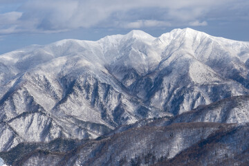 雪を纏った稜線