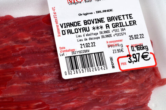 &Eacute;tiquetage fran&ccedil;ais d'une barquette de bavette d'aloyau en gros plan