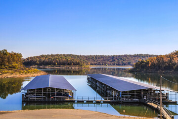 Obraz premium Looking out over Norfork Lake and Buzzard Roost Marina on a beautiful day in Mountain Home, Arkansas 