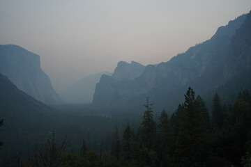 カリフォルニア州　ヨセミテ国立公園　トンネルビュー　朝